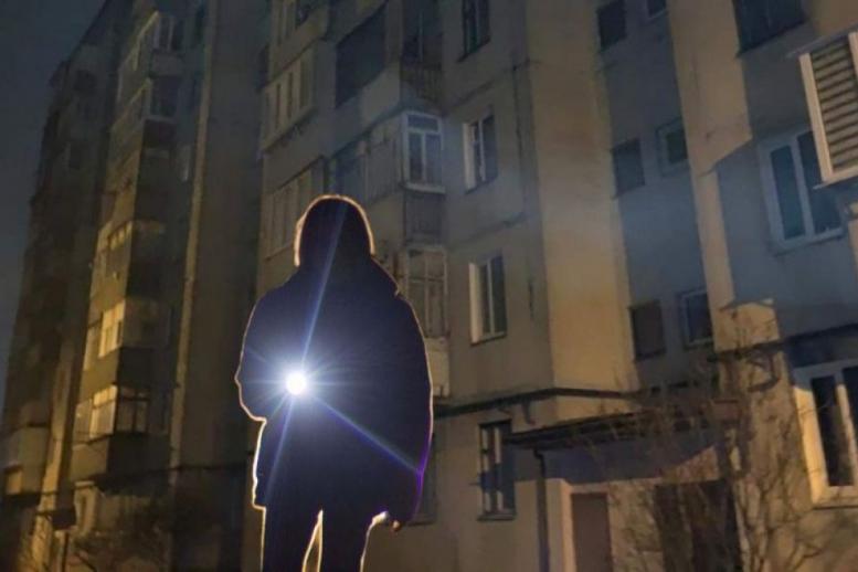 Чому одні будинки мають світло, а в інших по кілька разів на добу його відключають? Пояснення