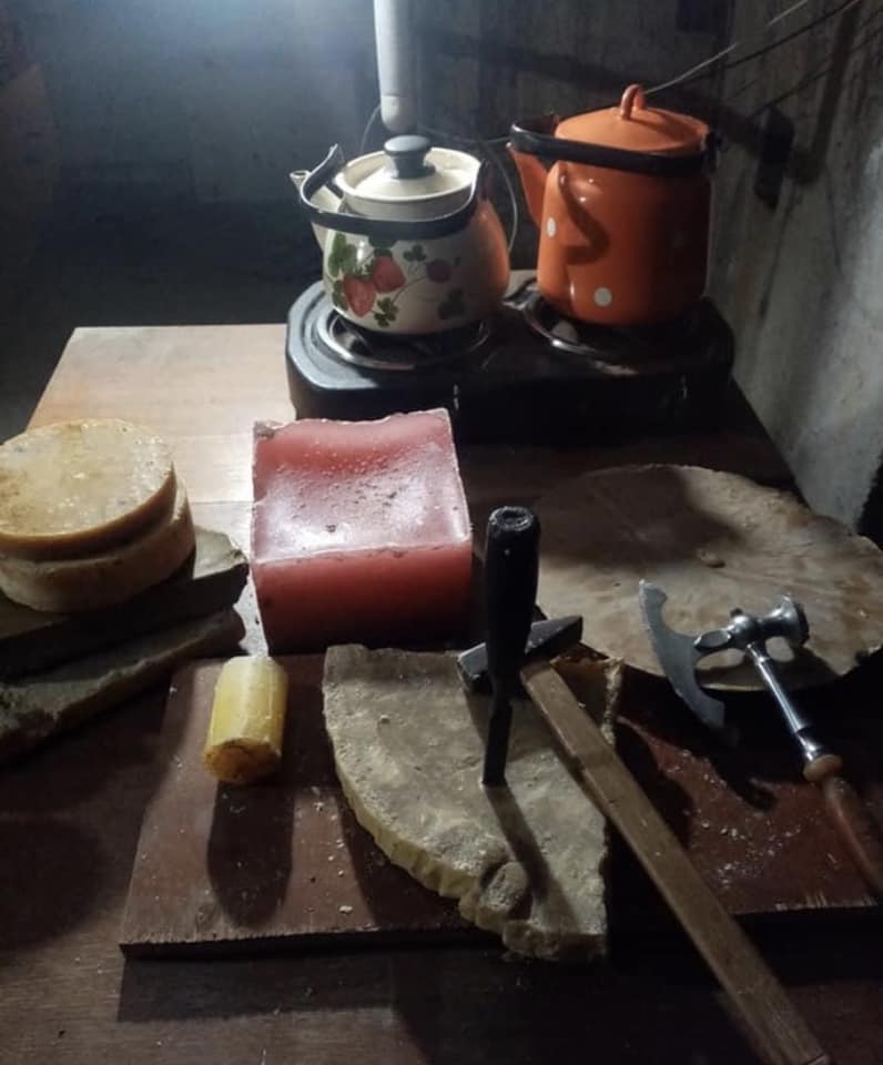 Новини Вінниці - фото з «Уявляєте, як їм тепер на нулі?» Вінничанка разом з 93-річною матір'ю виготовляють окопні свічки