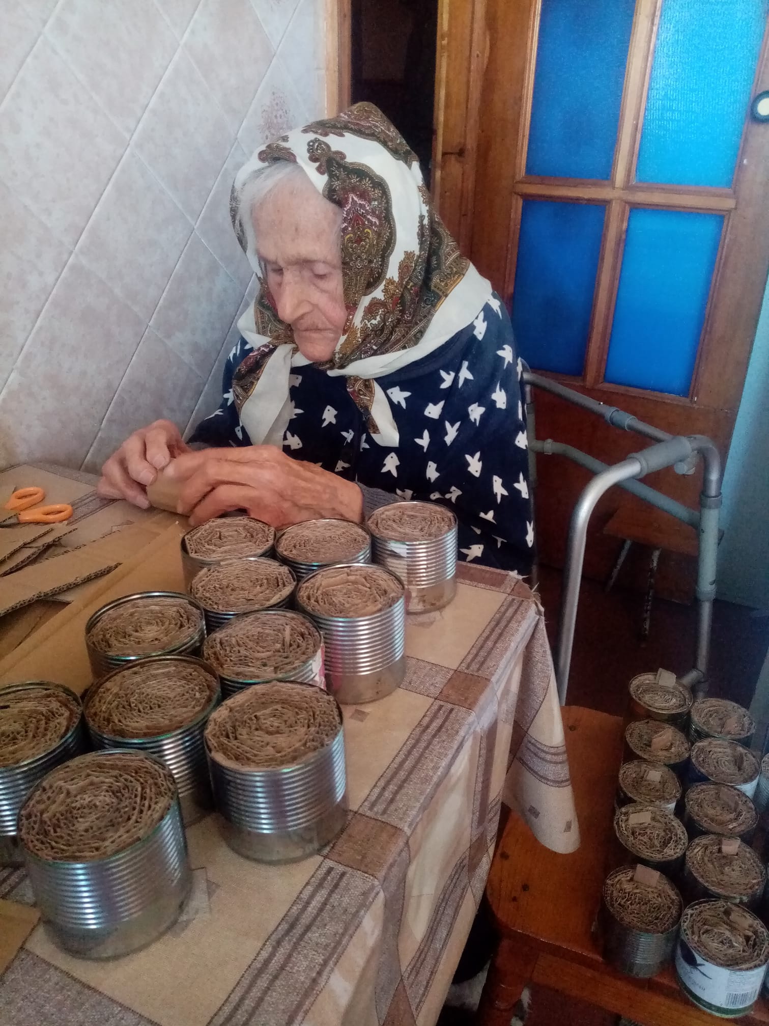 Новини Вінниці - фото з «Уявляєте, як їм тепер на нулі?» Вінничанка разом з 93-річною матір'ю виготовляють окопні свічки