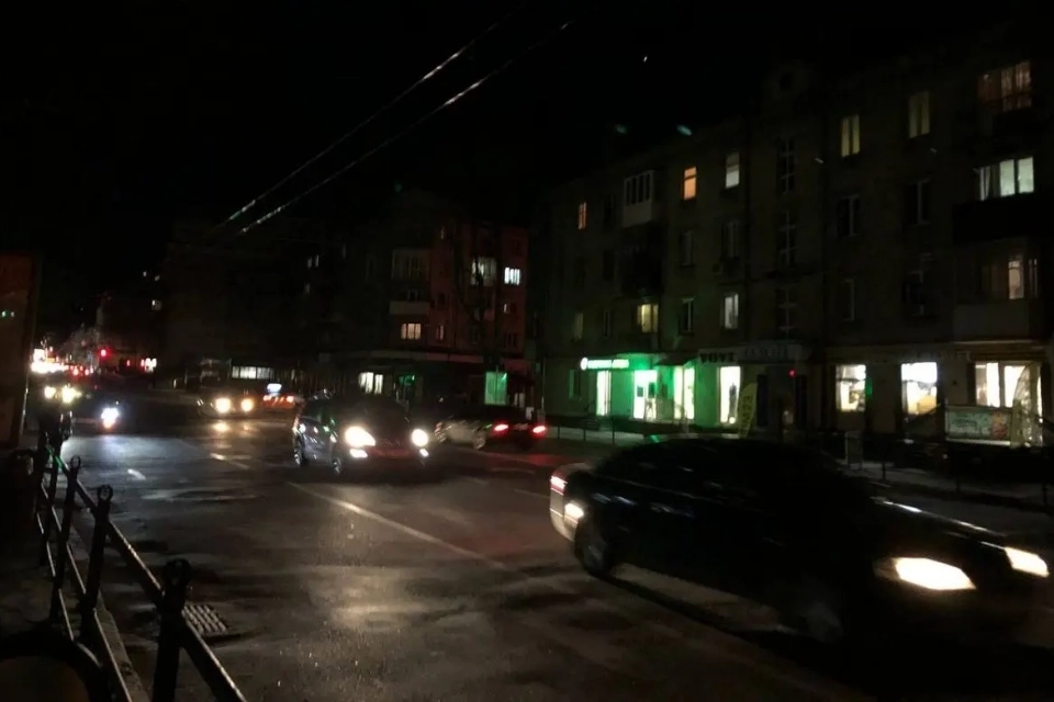 Новини Тернополя - фото з Освітлення через один ліхтар: чи стало пішоходам безпечніше переходити дорогу. Репортаж