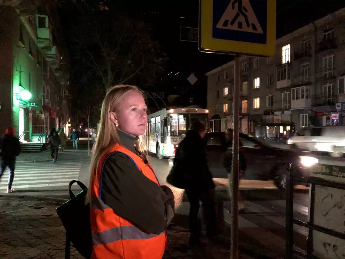 Новини Тернополя - фото з Освітлення через один ліхтар: чи стало пішоходам безпечніше переходити дорогу. Репортаж