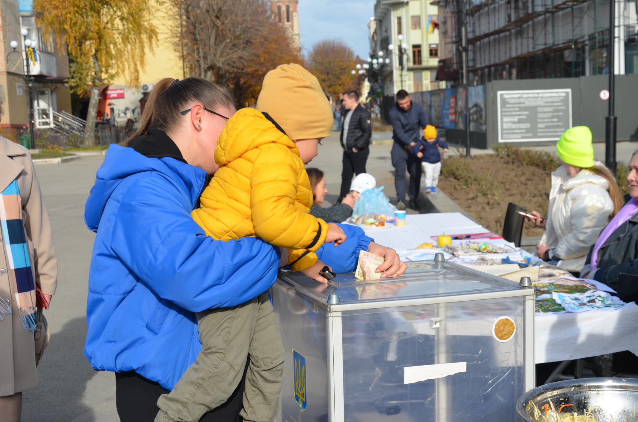 Новини Тернополя - фото з У Чорткові на благодійному ярмарку для ЗСУ заробили майже 40 тисяч гривень