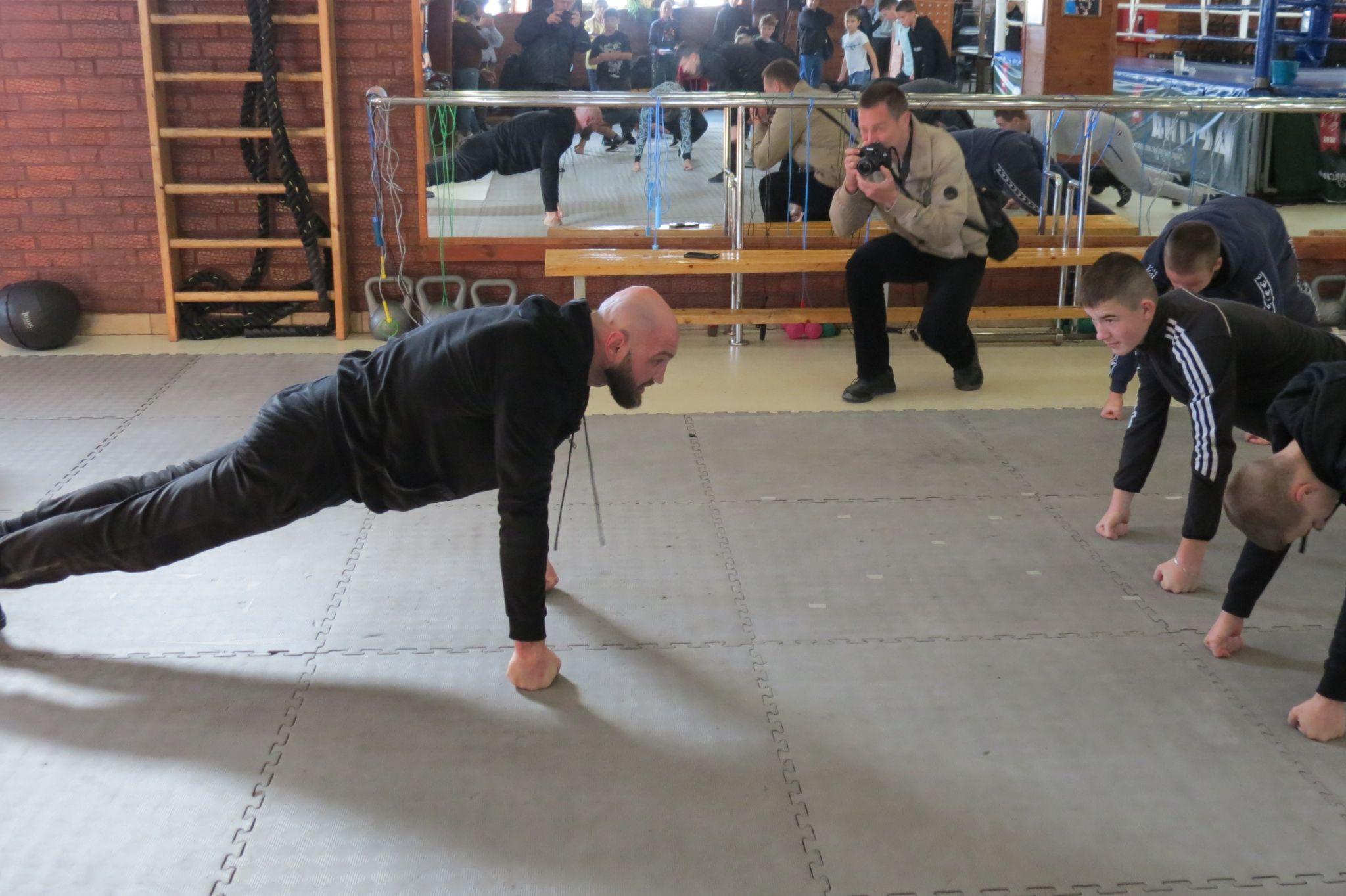 Новини Вінниці - фото з Майстер-клас від Інтерконтинентального чемпіона. Роман Головащенко розкривав секрети боксу