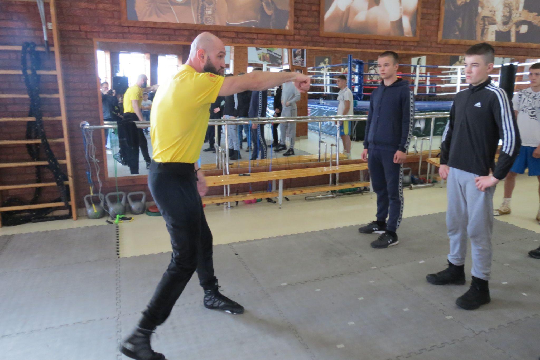 Новини Вінниці - фото з Майстер-клас від Інтерконтинентального чемпіона. Роман Головащенко розкривав секрети боксу