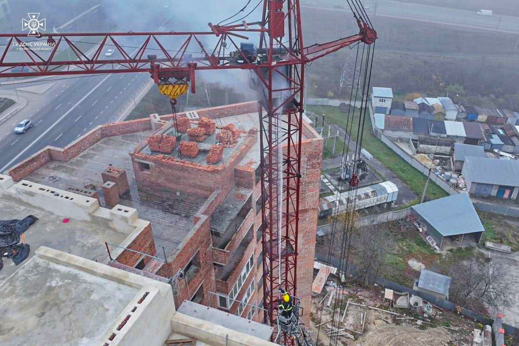 Новини Тернополя - фото з У Тернополі у новобудові загорівся будівельний кран