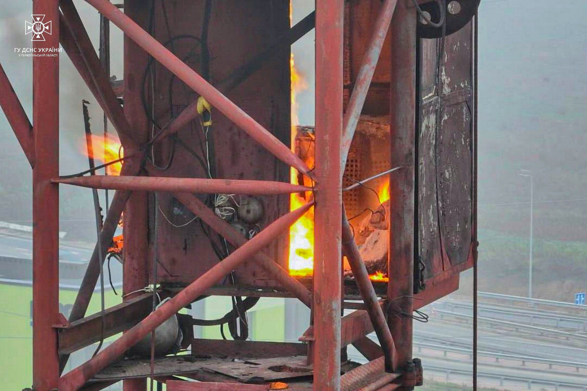 Новини Тернополя - фото з У Тернополі у новобудові загорівся будівельний кран