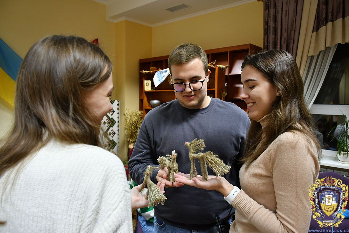 Новини Тернополя - фото з Сонячний коник на щастя: тернопільські студенти робили обереги для благодійного аукціону