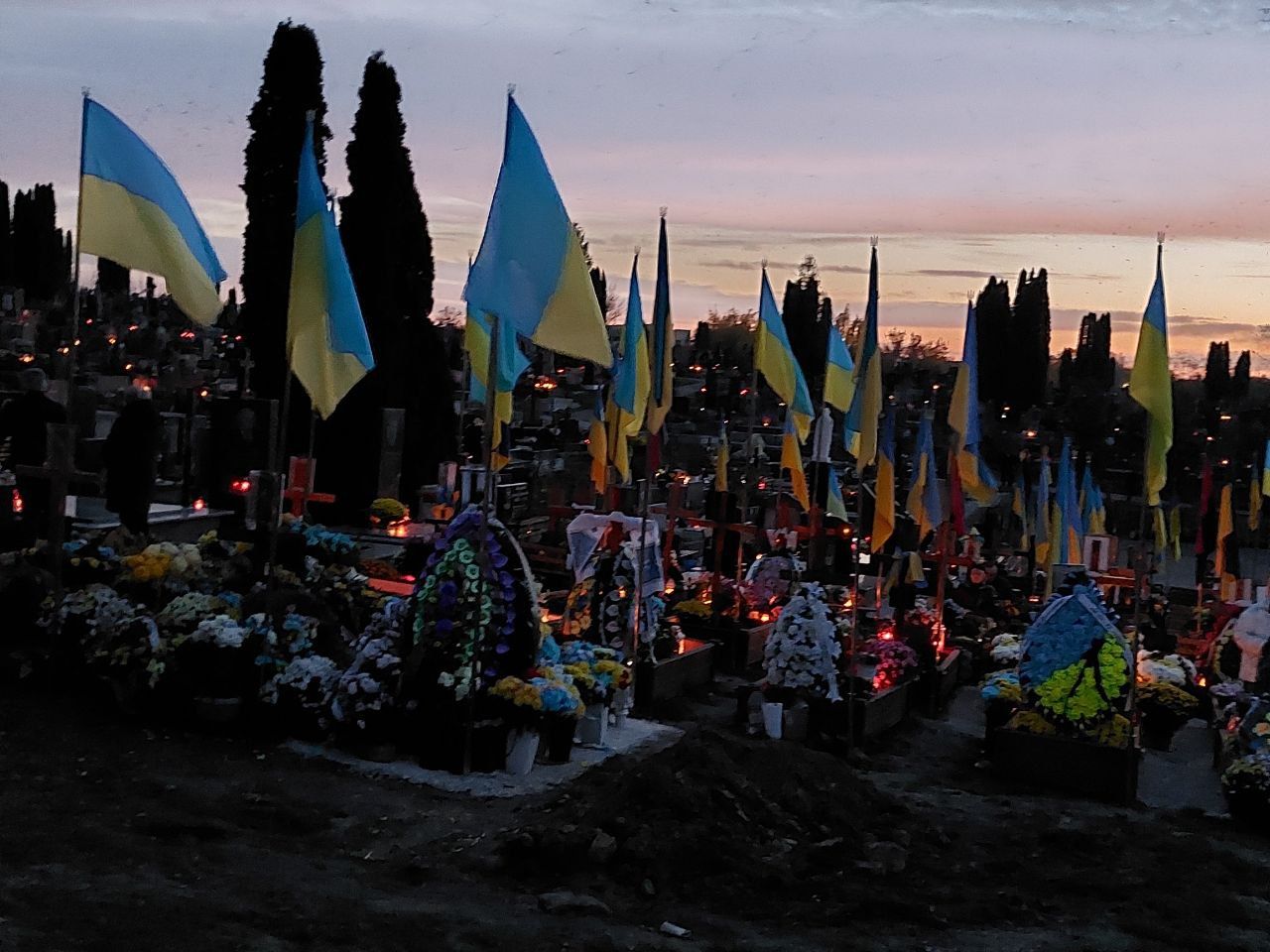 Новини Тернополя - фото з Море вогників і квітів: тернополяни поминали своїх рідних