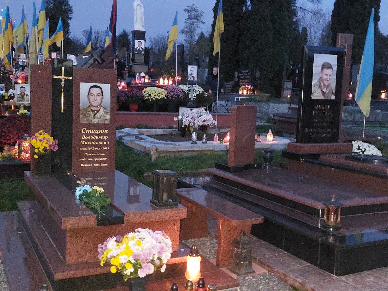 Новини Тернополя - фото з Море вогників і квітів: тернополяни поминали своїх рідних