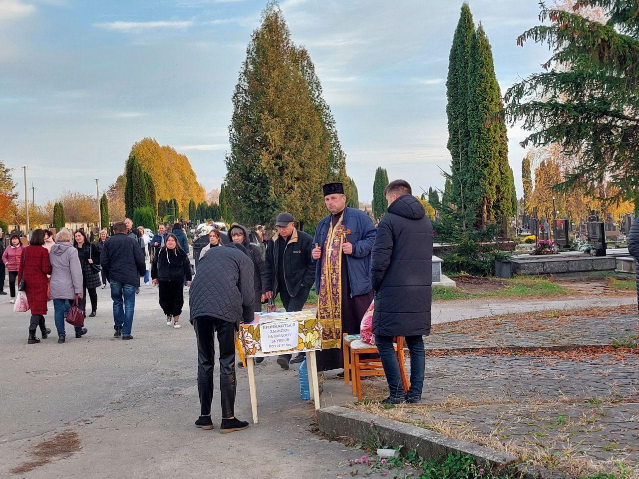 Новини Тернополя - фото з Море вогників і квітів: тернополяни поминали своїх рідних