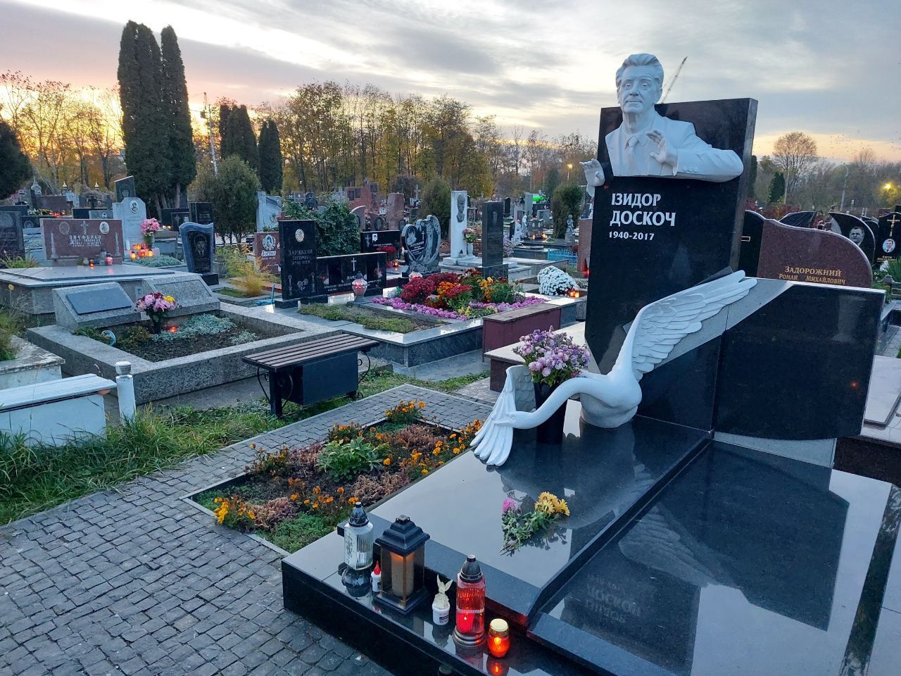 Новини Тернополя - фото з Море вогників і квітів: тернополяни поминали своїх рідних