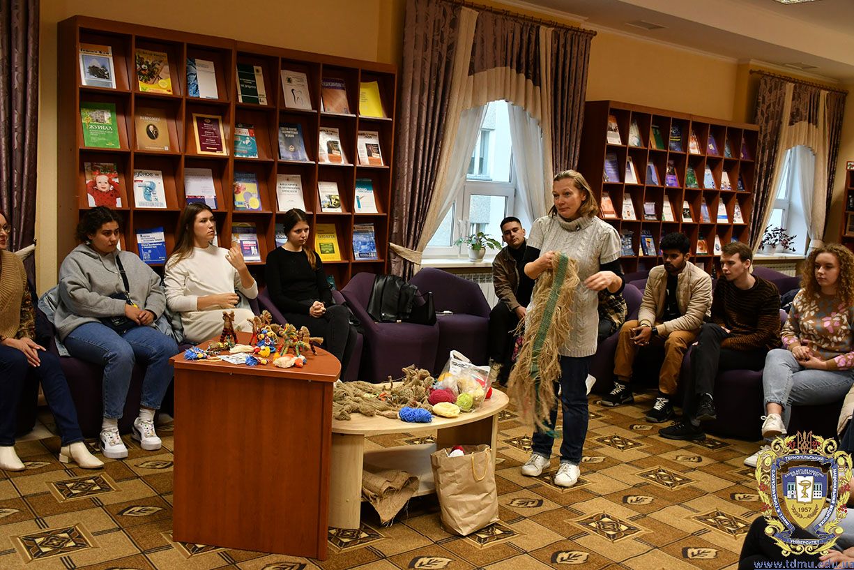 Новини Тернополя - фото з Сонячний коник на щастя: тернопільські студенти робили обереги для благодійного аукціону