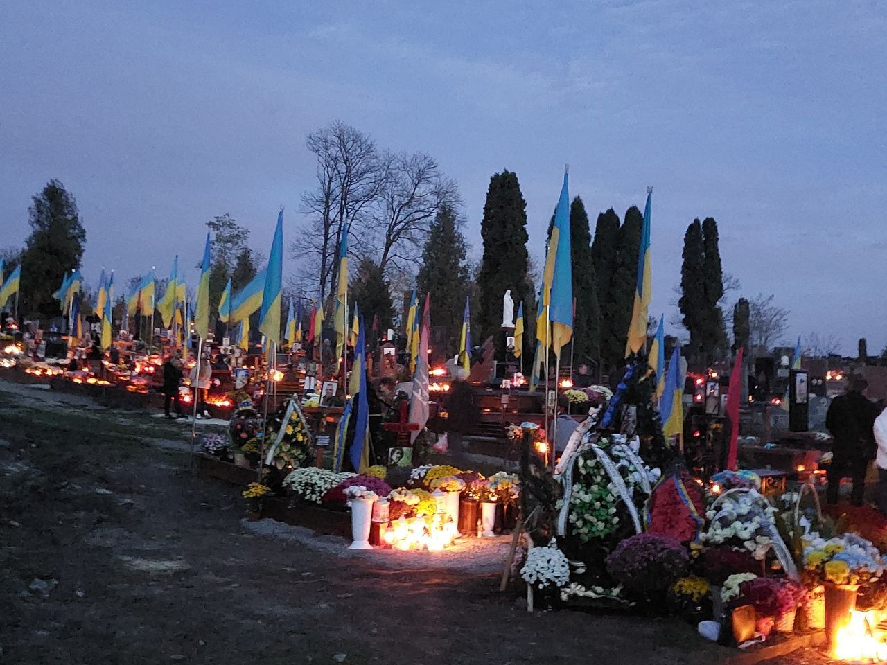 Новини Тернополя - фото з Море вогників і квітів: тернополяни поминали своїх рідних