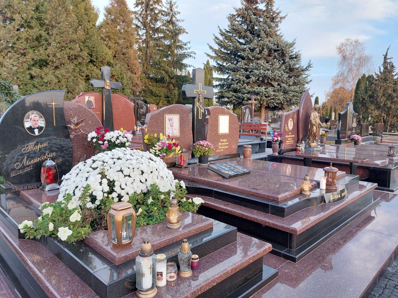 Новини Тернополя - фото з Море вогників і квітів: тернополяни поминали своїх рідних