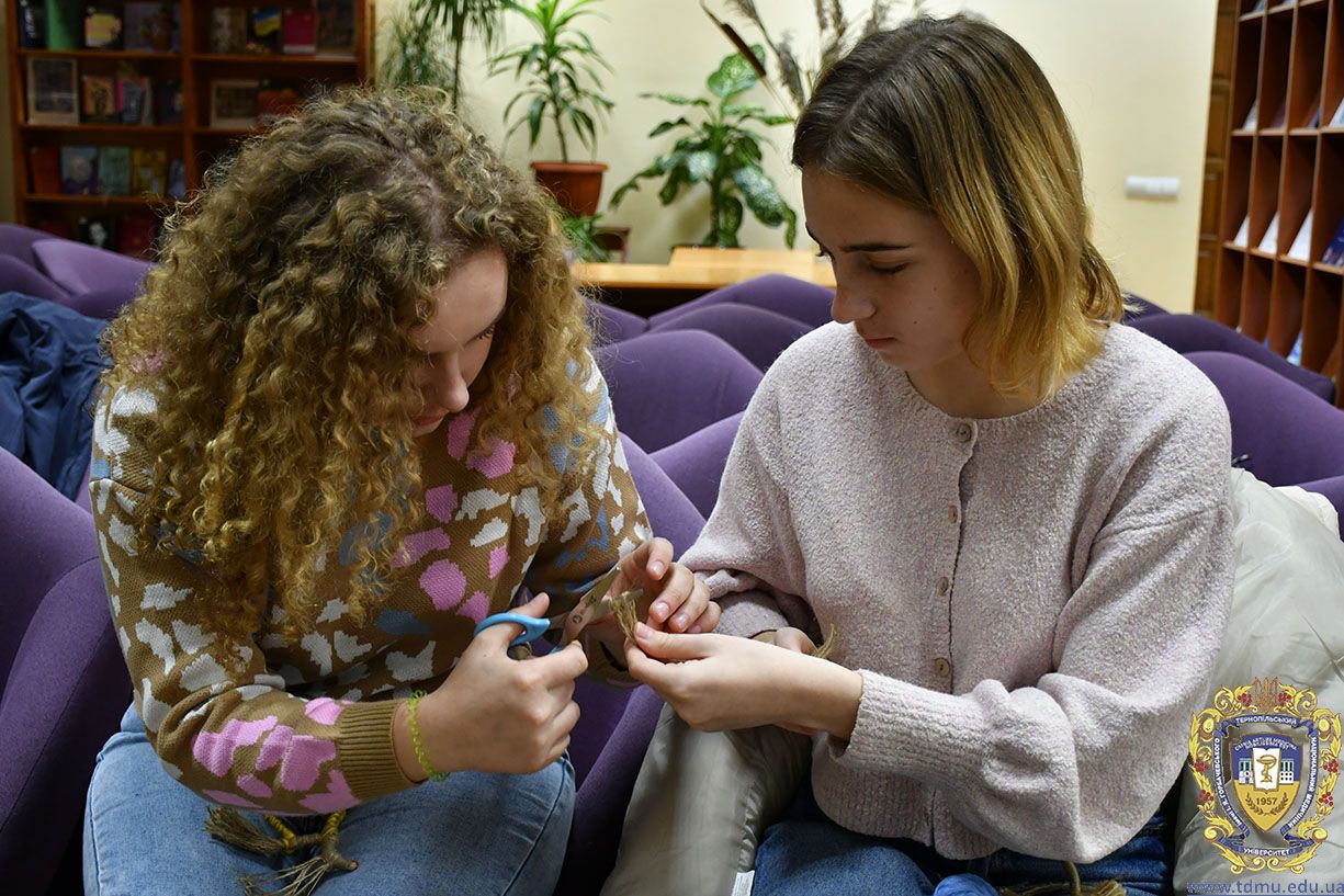 Новини Тернополя - фото з Сонячний коник на щастя: тернопільські студенти робили обереги для благодійного аукціону