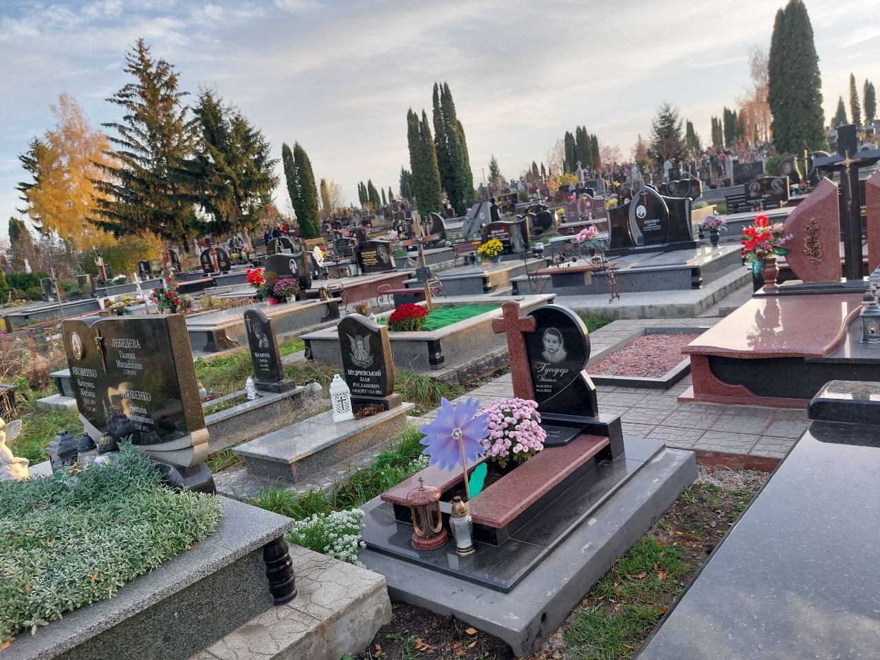 Новини Тернополя - фото з Море вогників і квітів: тернополяни поминали своїх рідних