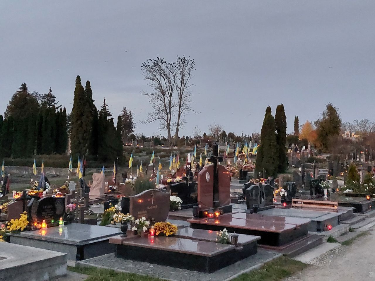 Новини Тернополя - фото з Море вогників і квітів: тернополяни поминали своїх рідних