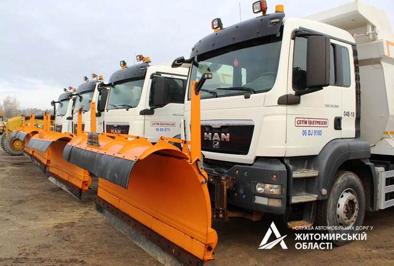 Новини Житомира - фото з Для безпечного руху в осінньо-зимовий період дорожники Житомирщини підготували майже 3 000 тонн солі і 17, 5 тисяч тонн фрикційних матеріалів