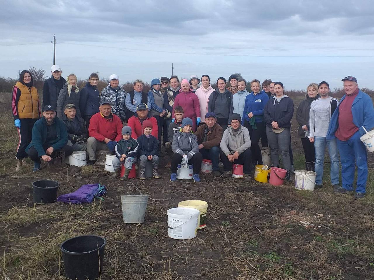 Новини Тернополя - фото з 9 тонн картоплі для ЗСУ: як жителі села Гаї-Шевченківські влаштували благодійну толоку