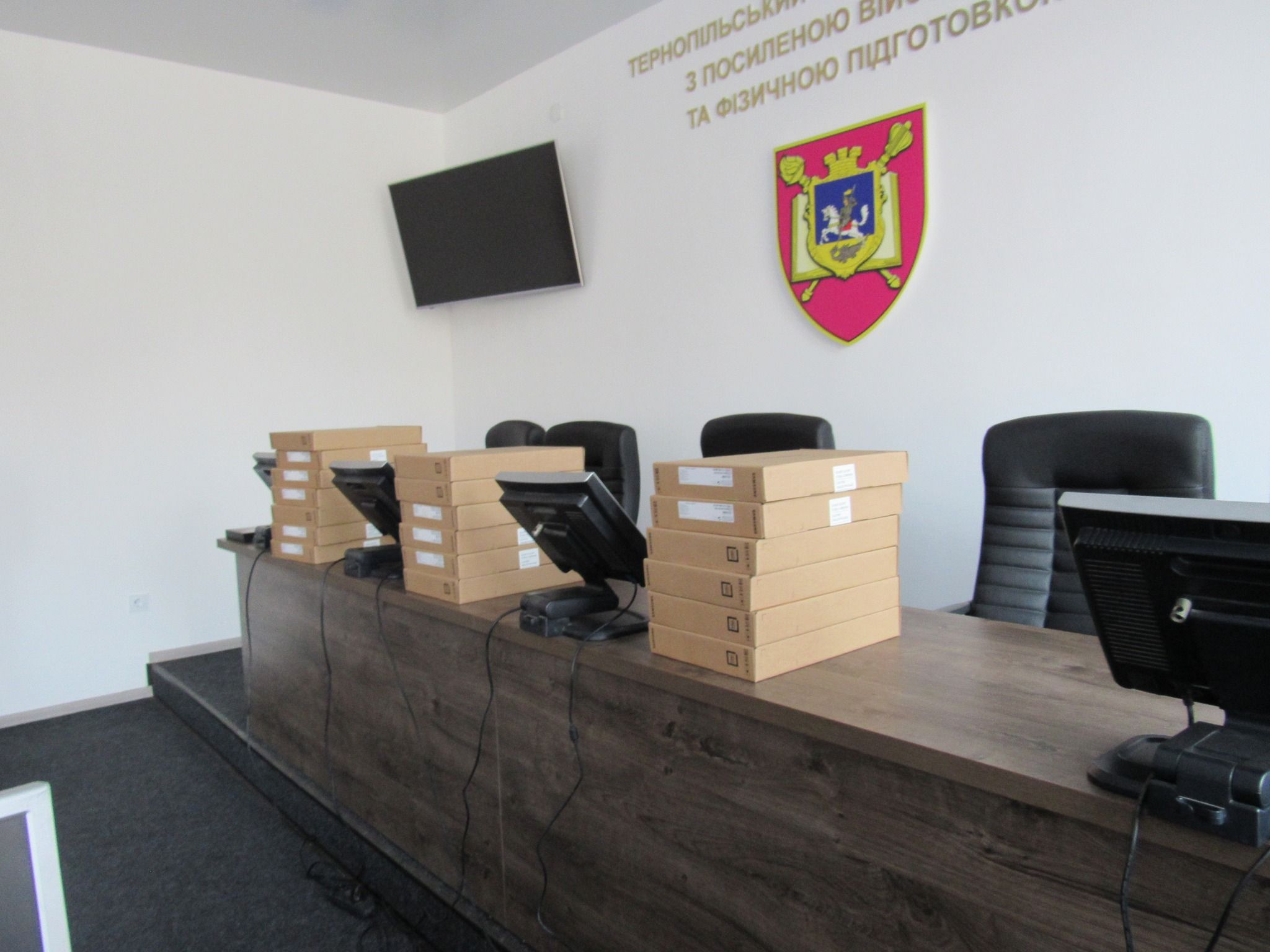 Новини Тернополя - фото з Педагоги Тернопільського коледжу отримали нові ноутбуки