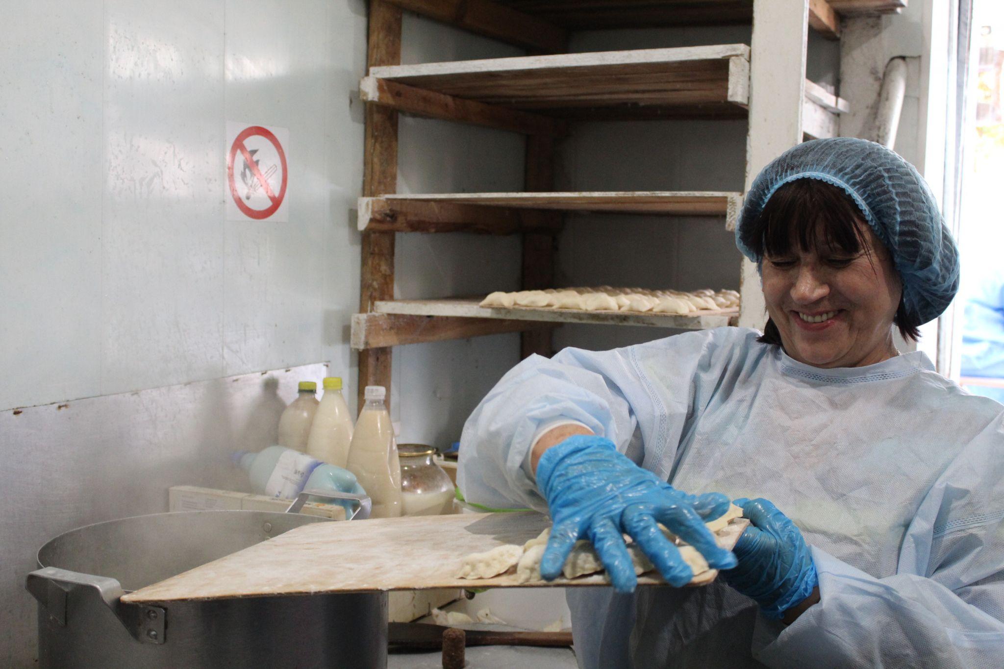 Новини Тернополя - фото з По 40 відер на день: як у «Бункері С» для хлопців на передову гуртом ліпили вареники? (РЕПОРТАЖ)