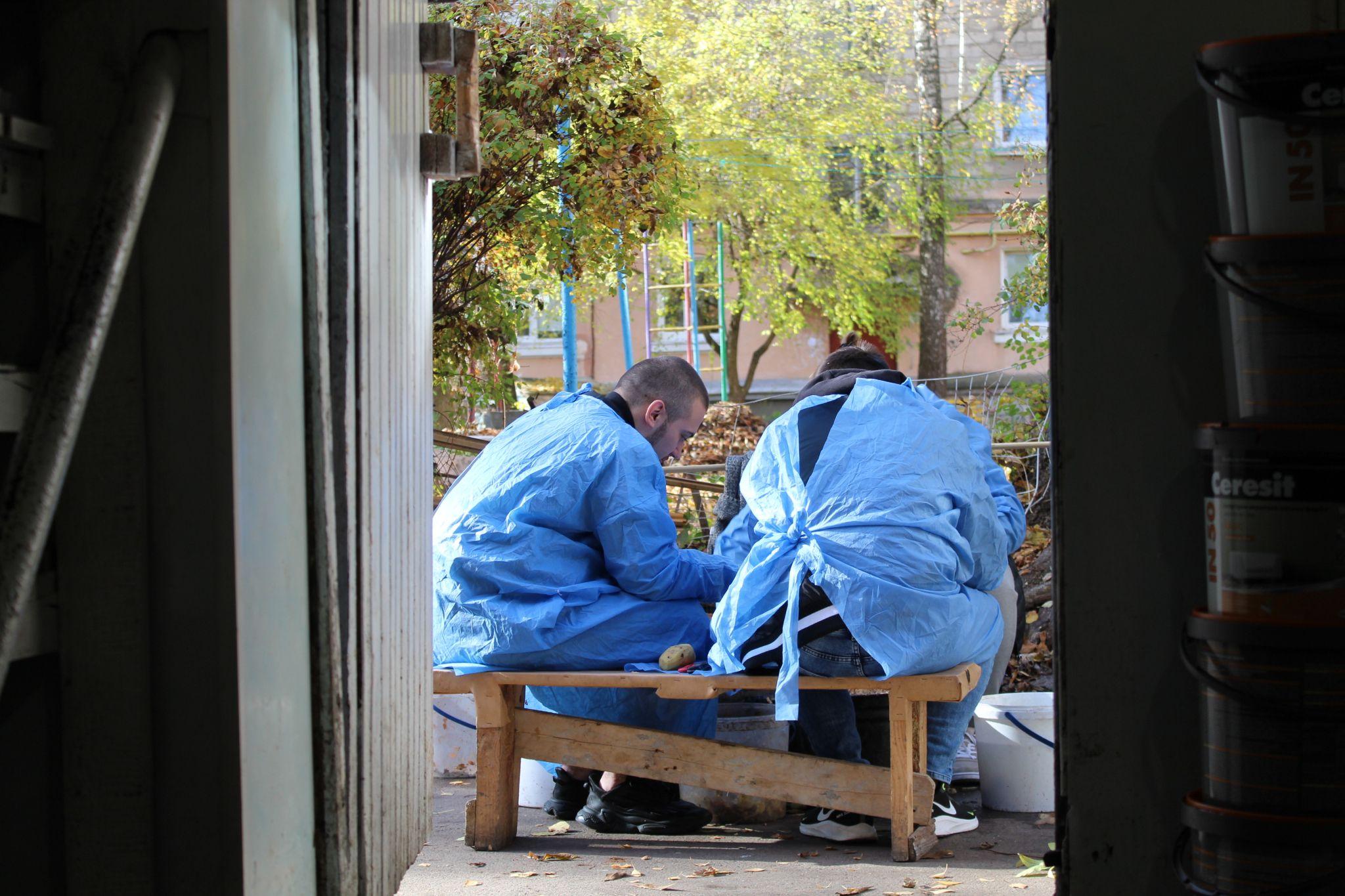 Новини Тернополя - фото з По 40 відер на день: як у «Бункері С» для хлопців на передову гуртом ліпили вареники? (РЕПОРТАЖ)