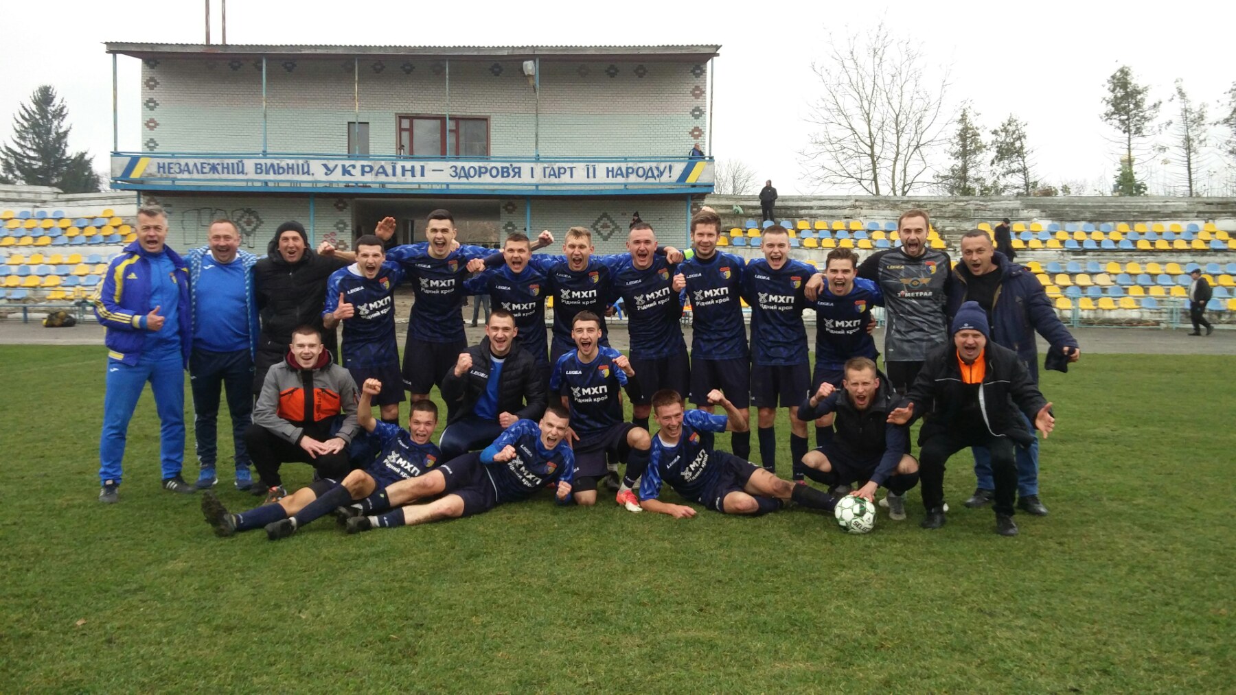 На зображенні може бути: 8 людей, люди стоять та трава