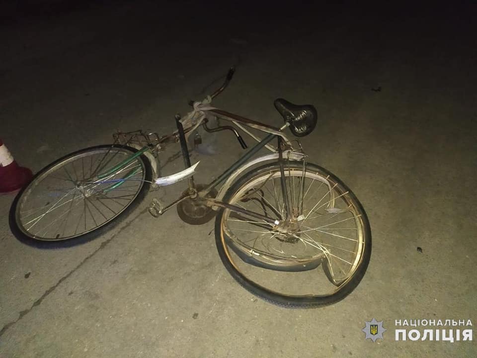 Новини Хмельницького - фото з ДТП на Хмельниччині: мотоцикліст налетів на велосипедиста, а «Toyota » - на мотоблок