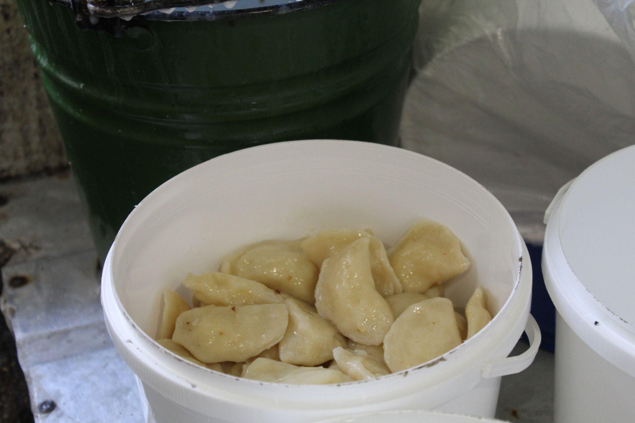 Новини Тернополя - фото з По 40 відер на день: як у «Бункері С» для хлопців на передову гуртом ліпили вареники? (РЕПОРТАЖ)