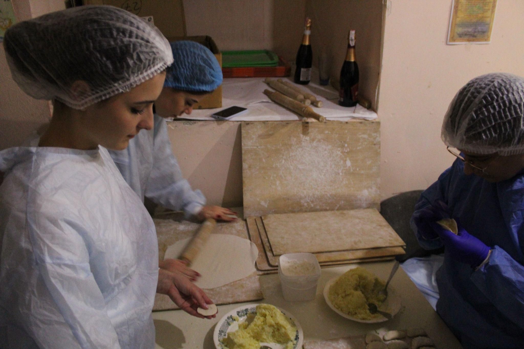 Новини Тернополя - фото з По 40 відер на день: як у «Бункері С» для хлопців на передову гуртом ліпили вареники? (РЕПОРТАЖ)