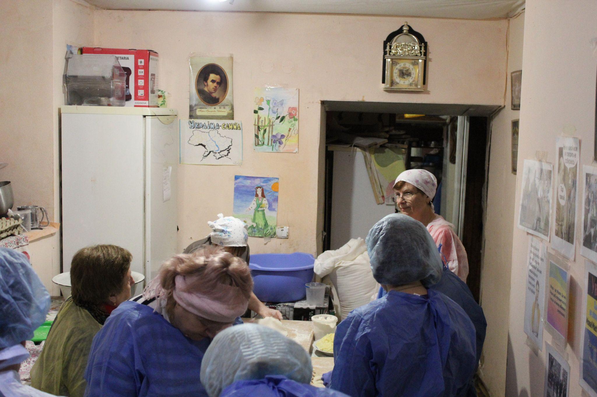 Новини Тернополя - фото з По 40 відер на день: як у «Бункері С» для хлопців на передову гуртом ліпили вареники? (РЕПОРТАЖ)