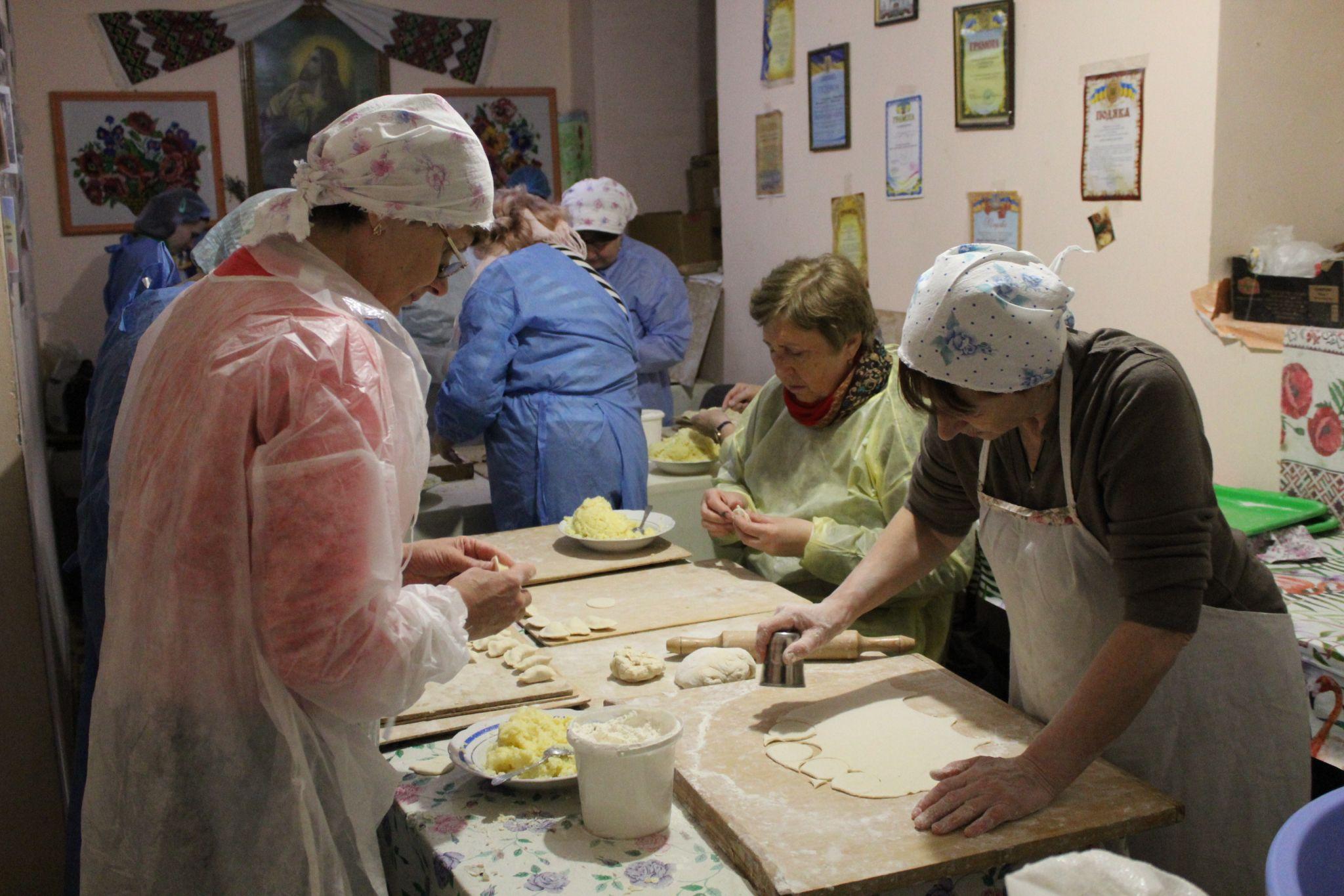 Новини Тернополя - фото з По 40 відер на день: як у «Бункері С» для хлопців на передову гуртом ліпили вареники? (РЕПОРТАЖ)