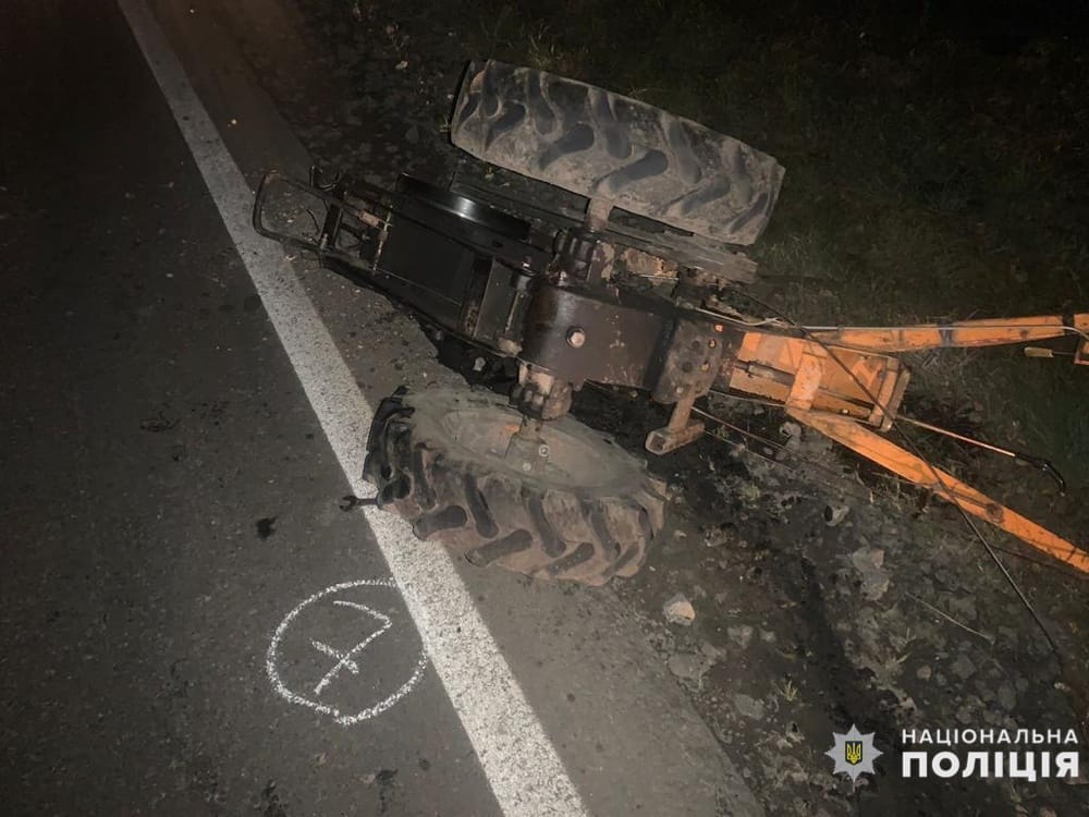 Новини Хмельницького - фото з ДТП на Хмельниччині: мотоцикліст налетів на велосипедиста, а «Toyota » - на мотоблок