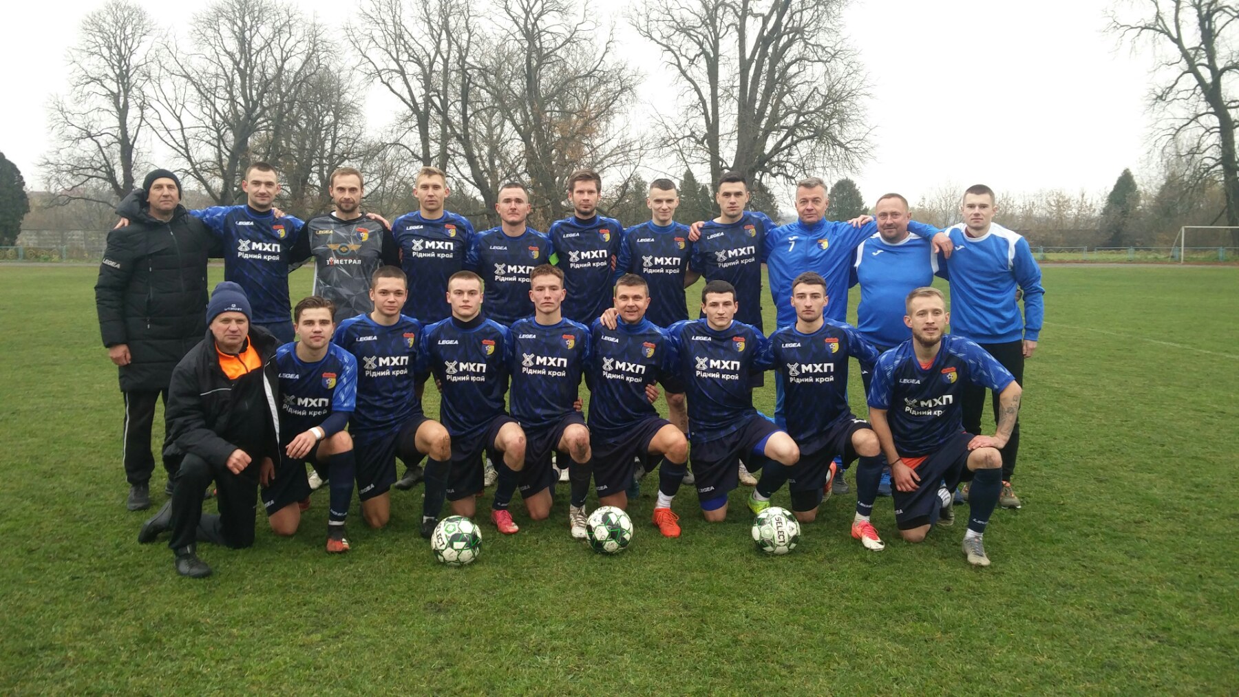 На зображенні може бути: 9 людей, люди стоять та трава