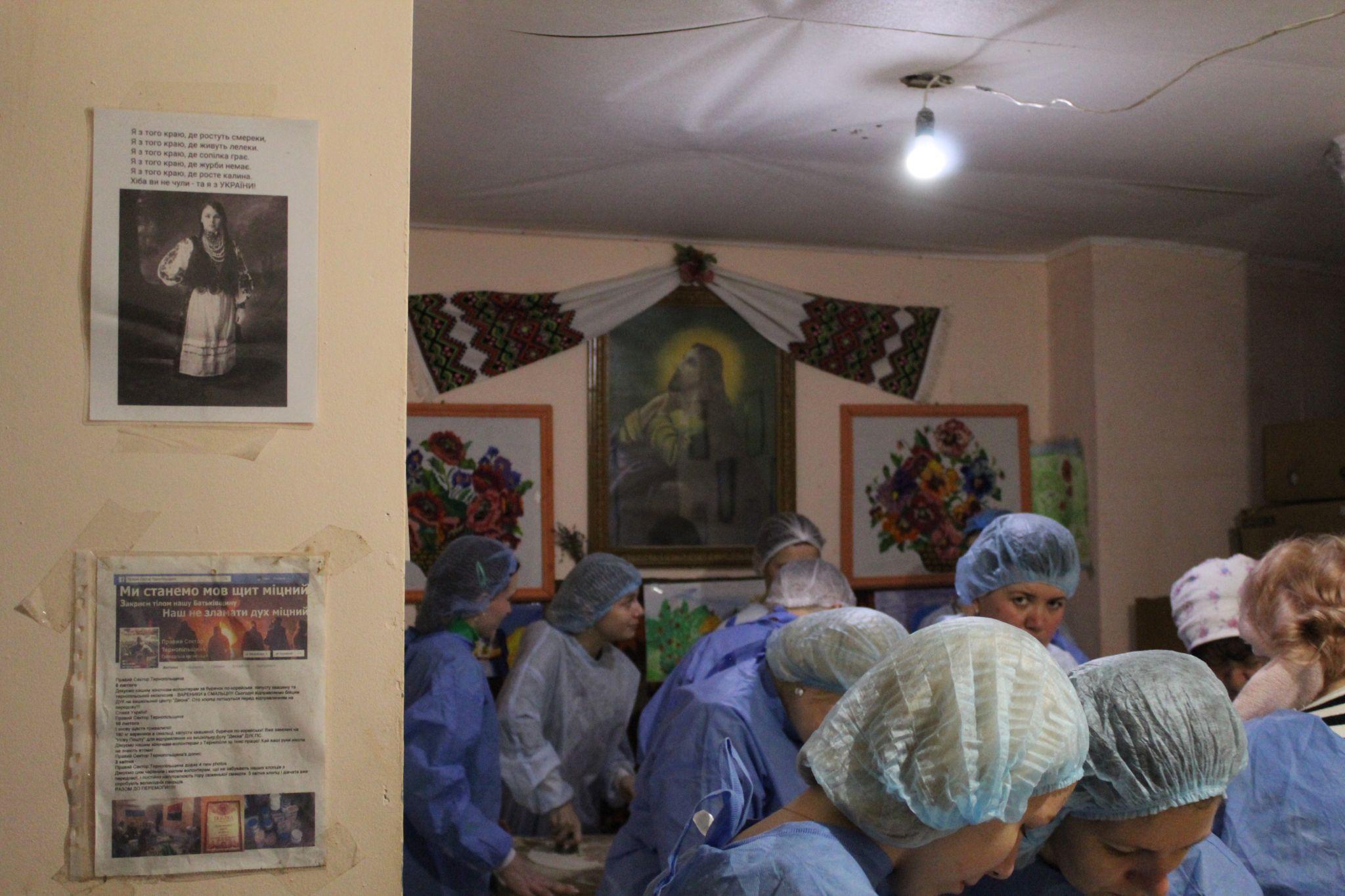 Новини Тернополя - фото з По 40 відер на день: як у «Бункері С» для хлопців на передову гуртом ліпили вареники? (РЕПОРТАЖ)