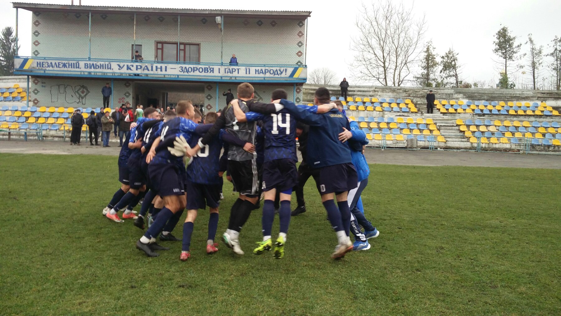 На зображенні може бути: 5 людей, люди стоять та на відкритому повітрі