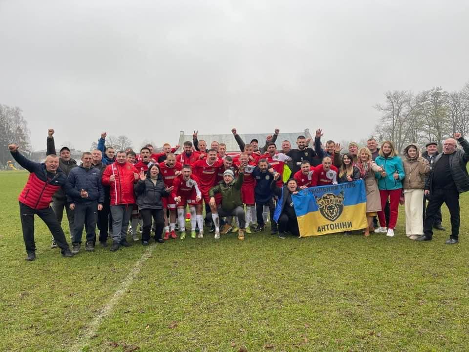 На зображенні може бути: 6 людей, люди стоять та на відкритому повітрі