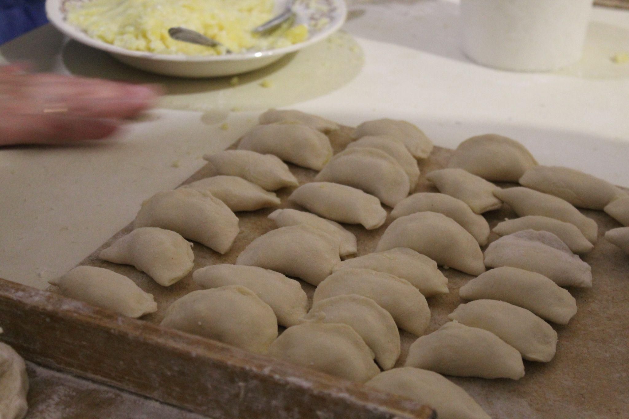 Новини Тернополя - фото з По 40 відер на день: як у «Бункері С» для хлопців на передову гуртом ліпили вареники? (РЕПОРТАЖ)