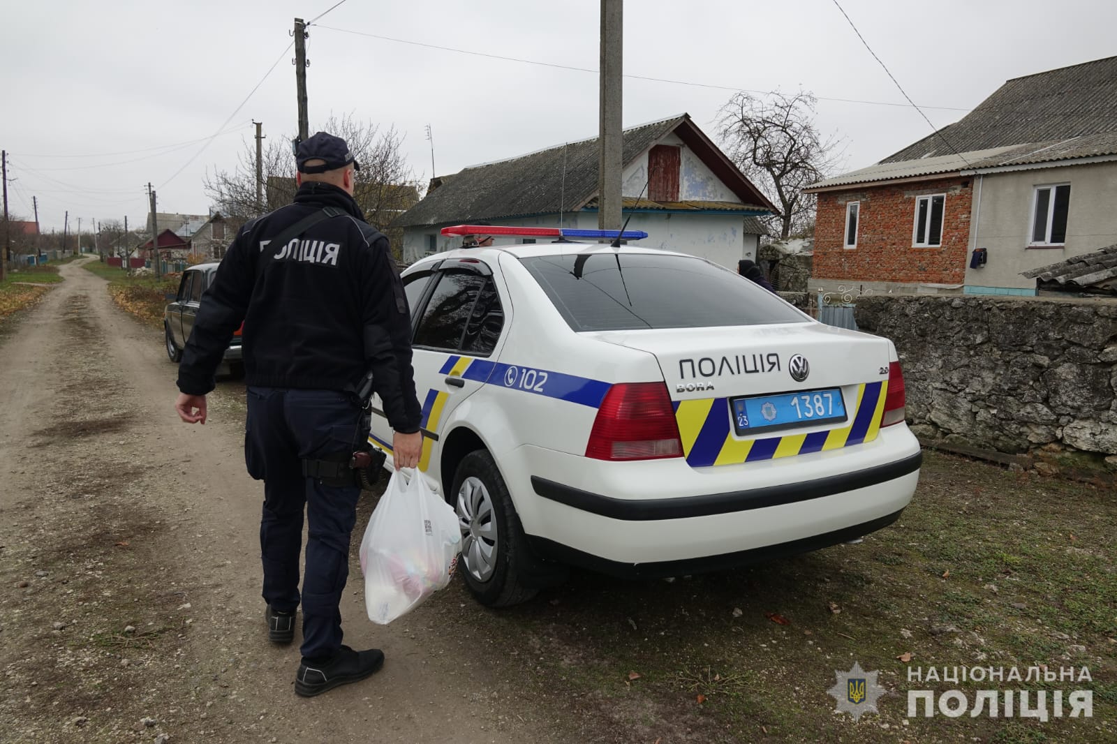 Новини Хмельницького - фото з Поліцейські опікуються бабусею загиблого на війні бойового медика Назарія Божика