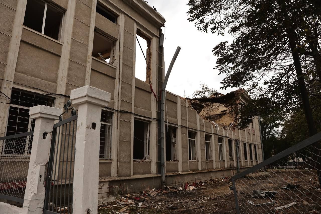 Новини Вінниці - фото з Будинок офіцерів почали консервувати на зиму. Що з ним робитимуть, коли настане тепло?