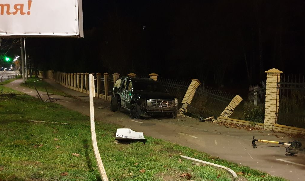 Новини Вінниці - фото з П’яна аварія біля Аграрного університету: водій на позашляховику влетів у паркан