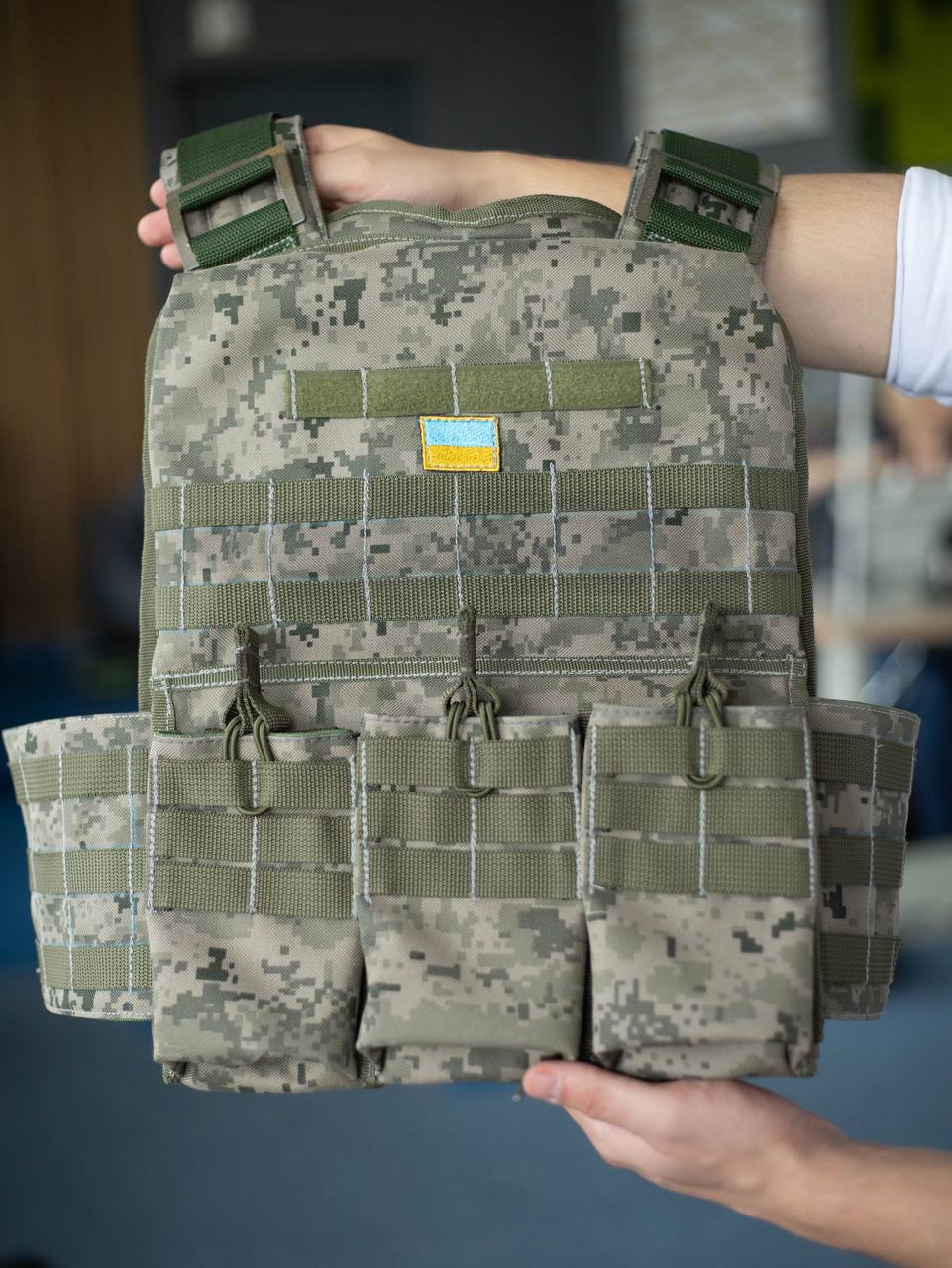 Новини Вінниці - фото з Від модних костюмів до плитоносок: дизайнер Дмитро Чернега шиє амуніцію для захисників