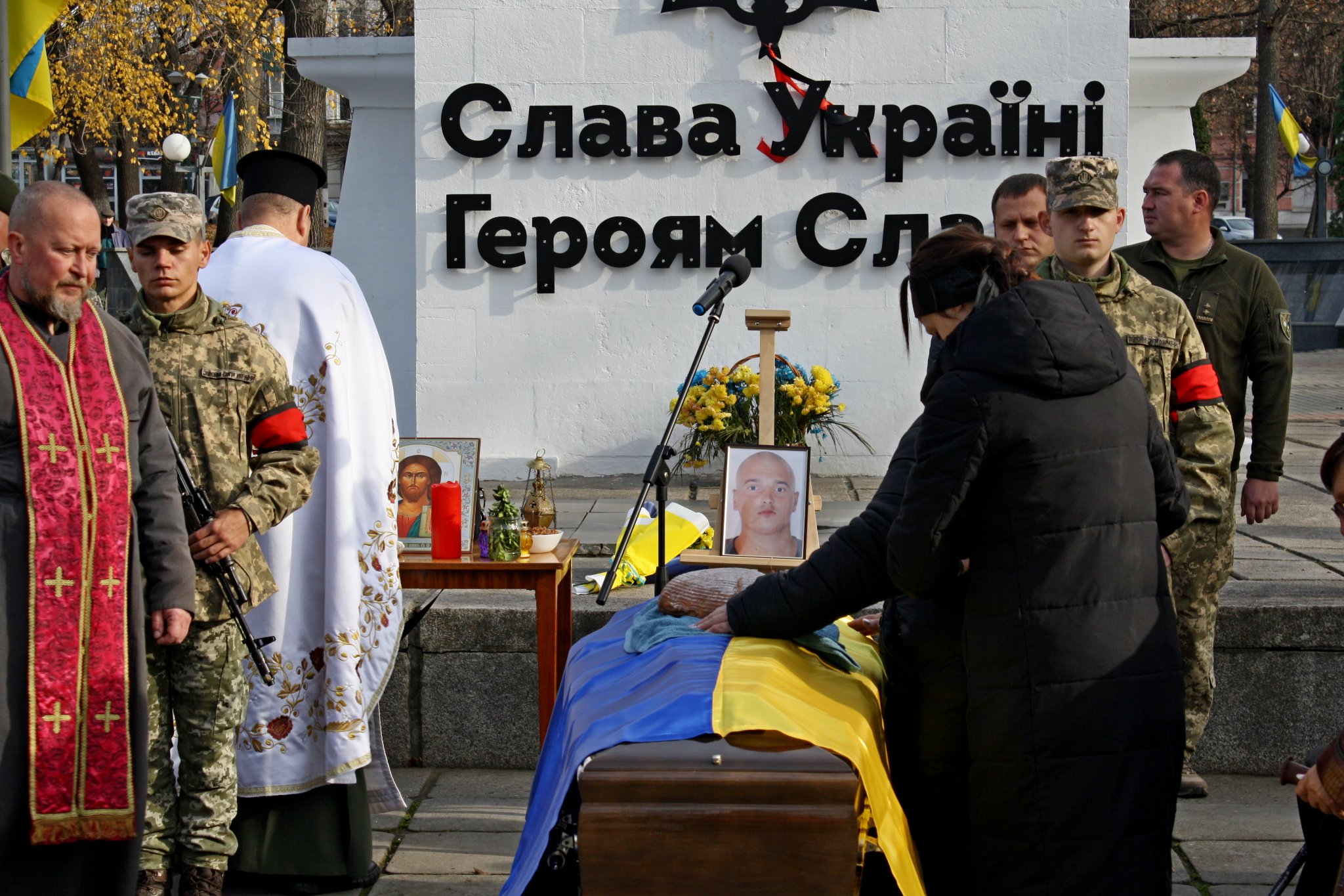 На зображенні може бути: 5 людей та люди стоять