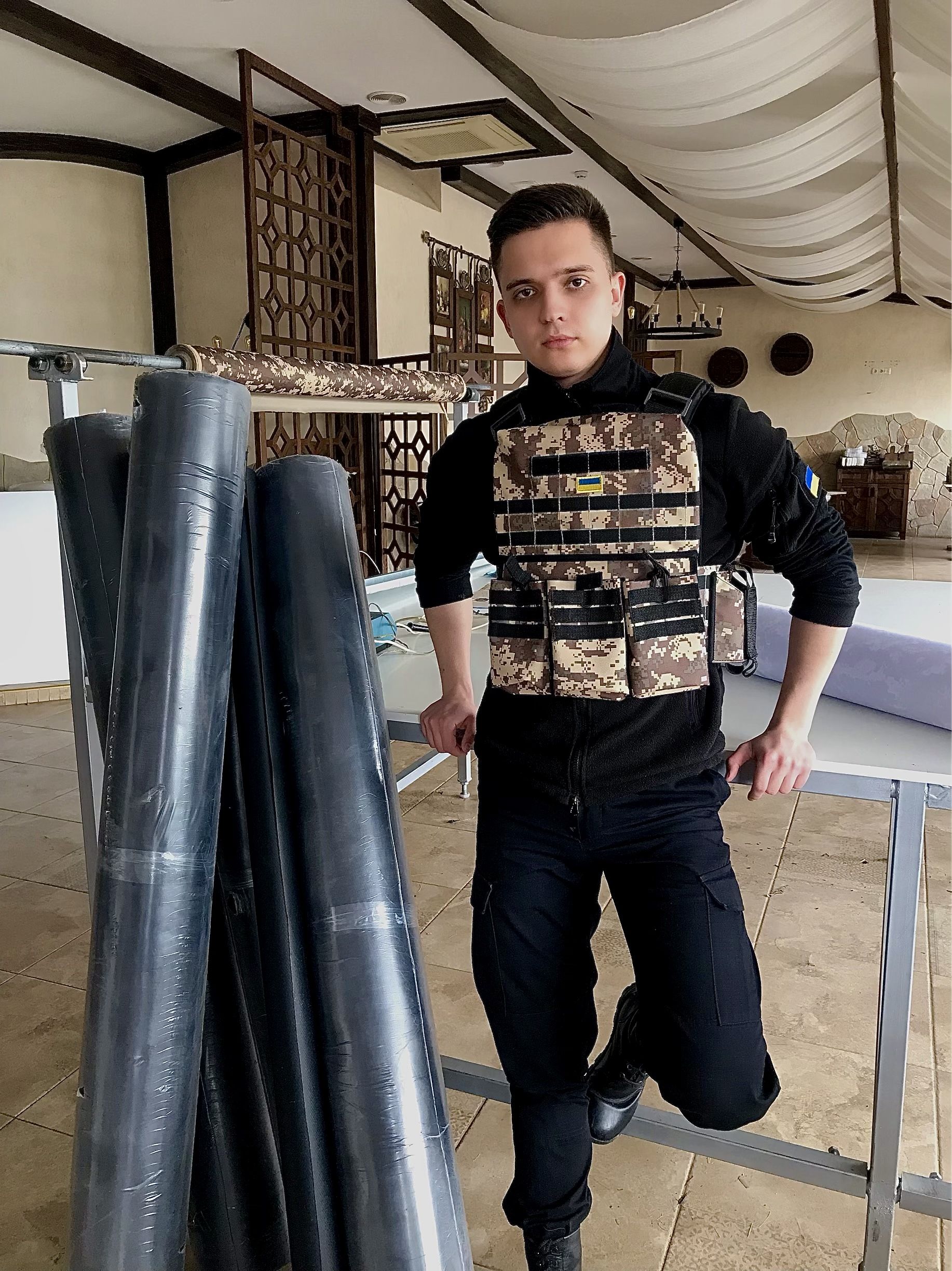 Новини Вінниці - фото з Від модних костюмів до плитоносок: дизайнер Дмитро Чернега шиє амуніцію для захисників