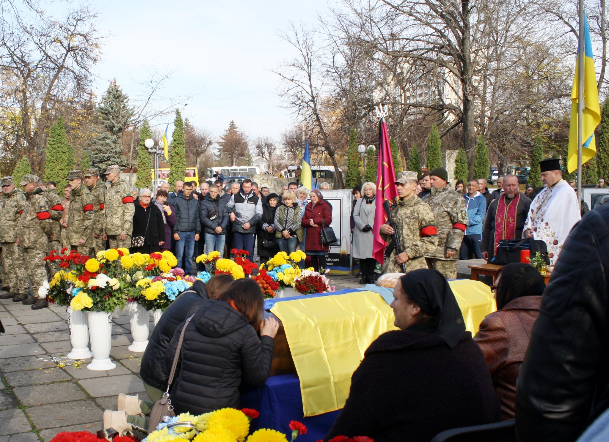 На зображенні може бути: 7 людей, люди стоять та на відкритому повітрі