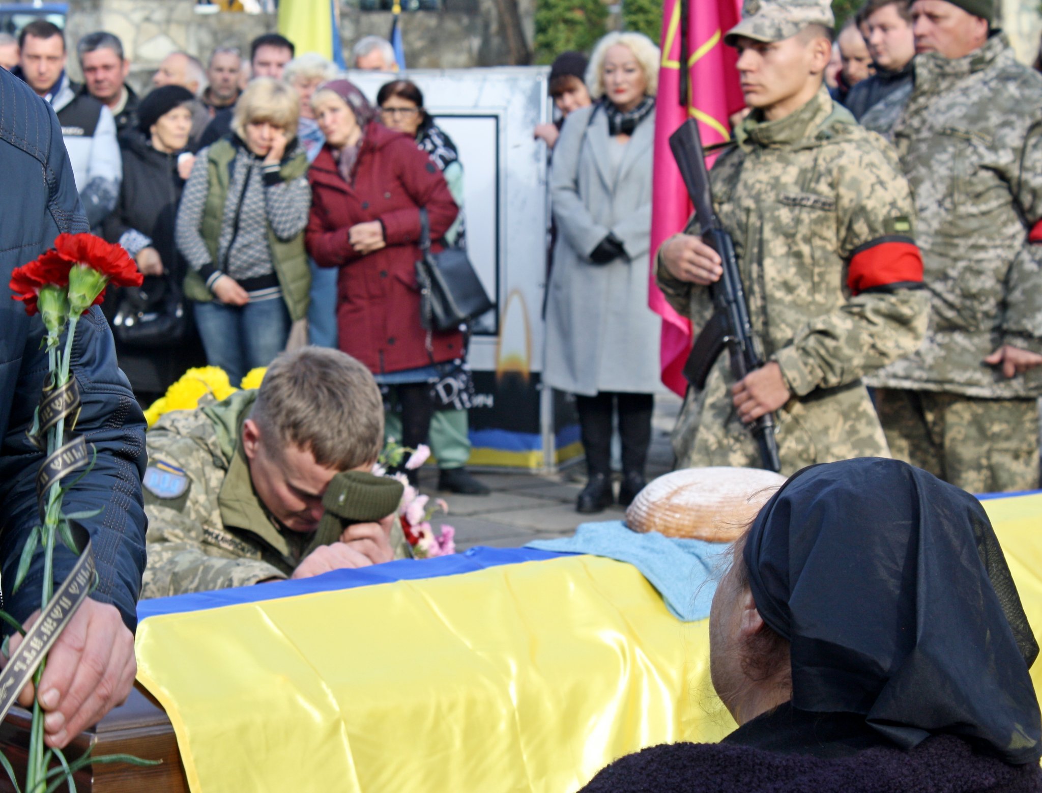 На зображенні може бути: 8 людей, люди стоять та на відкритому повітрі