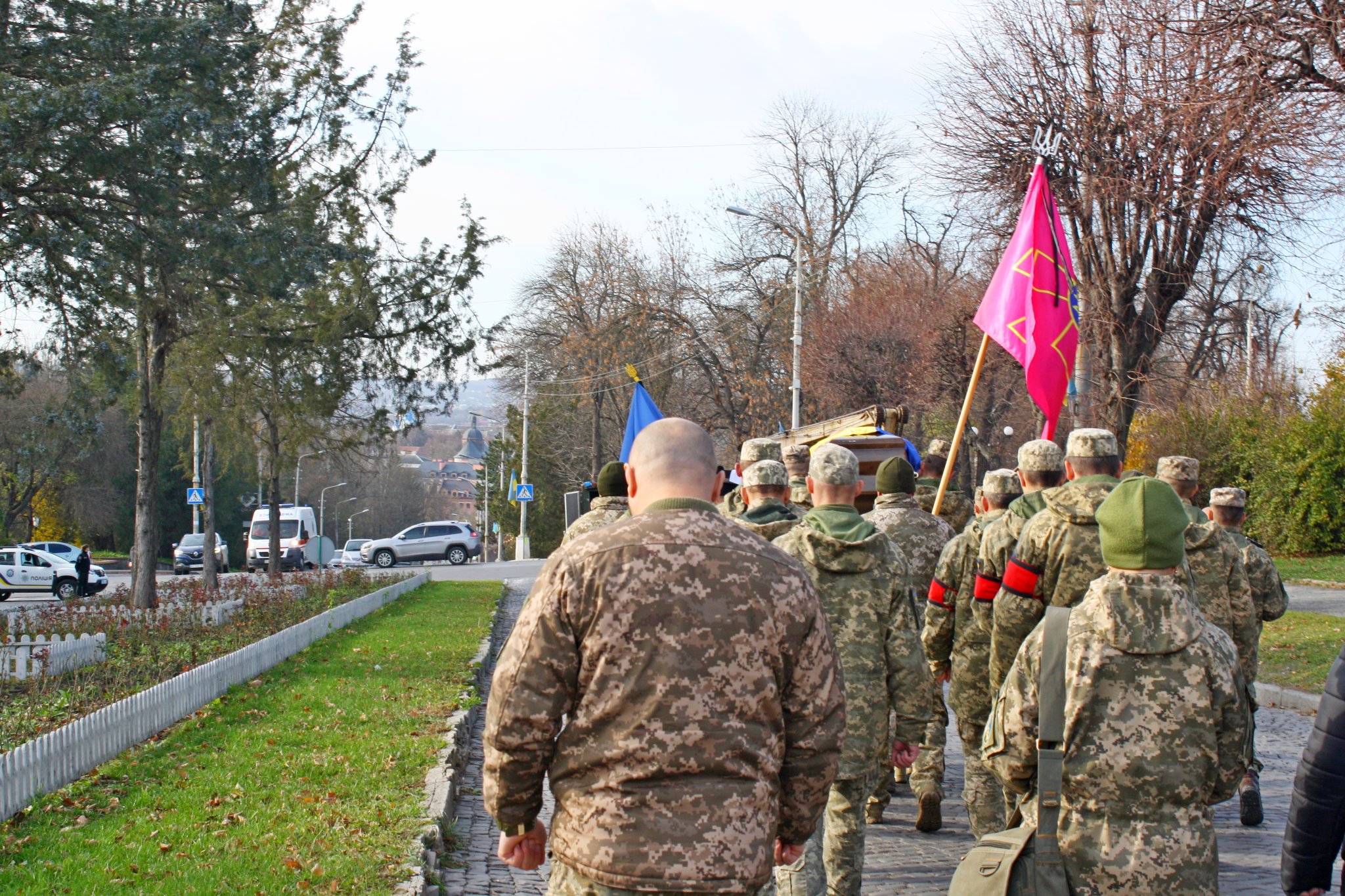 На зображенні може бути: 4 людини, військова форма та на відкритому повітрі