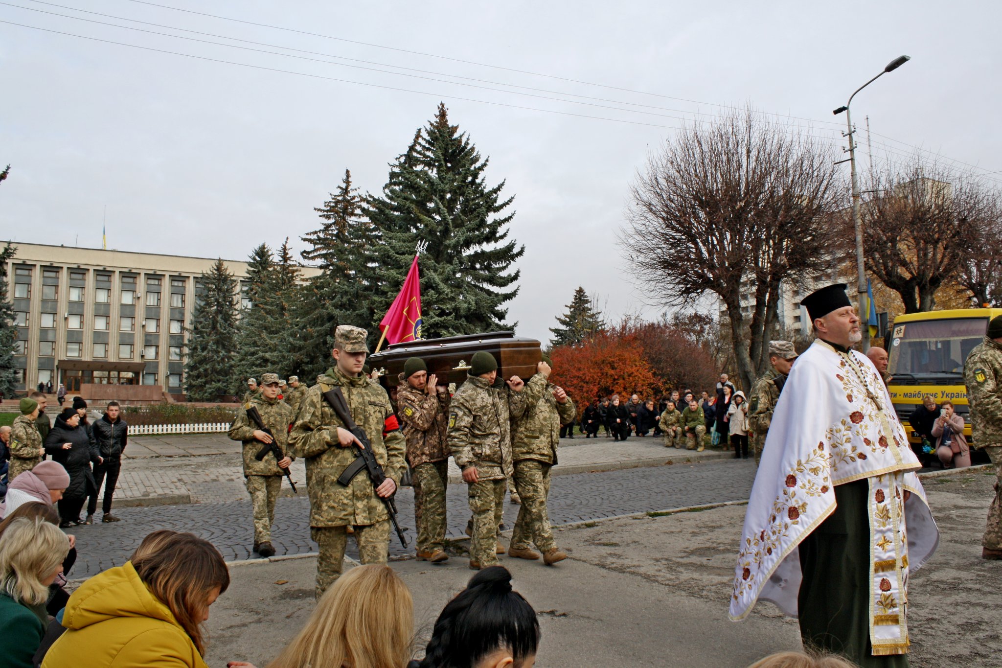 На зображенні може бути: 9 людей, люди стоять та на відкритому повітрі