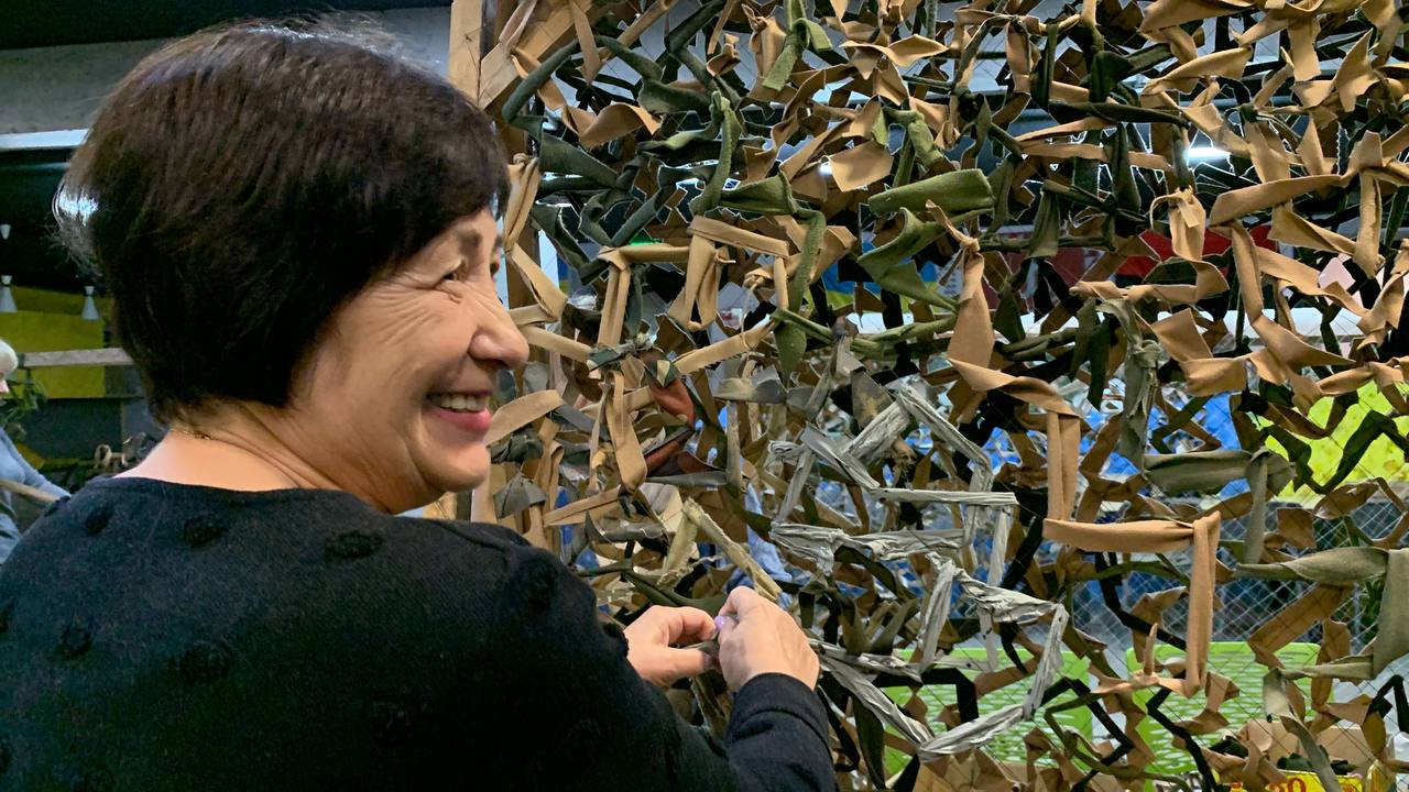 Новини Вінниці - фото з «Військові захищають нас, а ми їх». Про волонтерів, які плетуть сітки з 2014 року