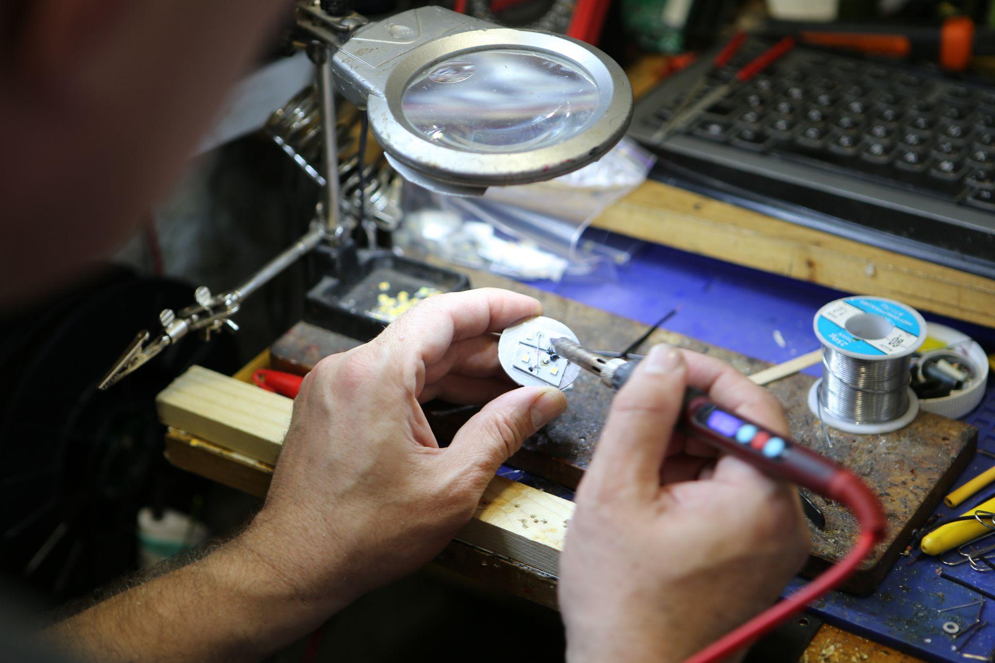 Новини Вінниці - фото з «Хлопці з фронту постійно їх просять»: вінничанин на 3D принтері виготовляє бліндажні ліхтарі